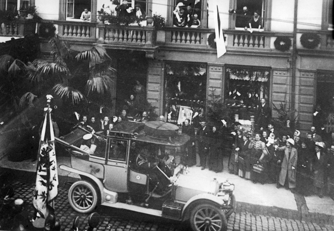 1911-Kaiser-im-Auto.jpg